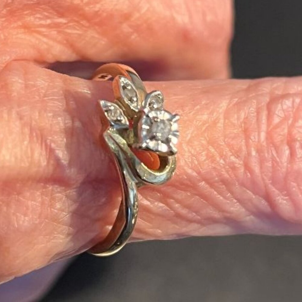 10K Gold & Diamond Ring - Size 6-1/2